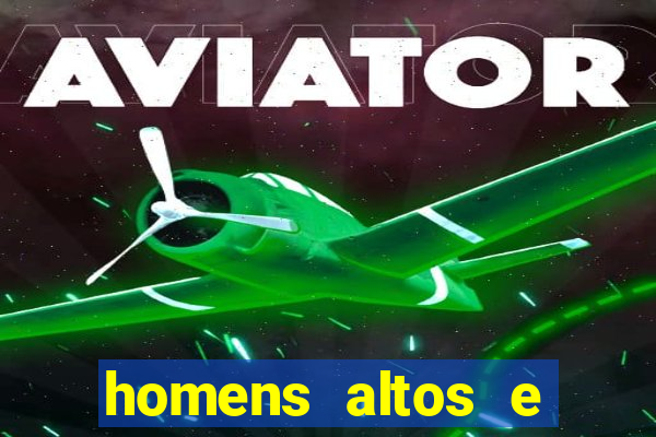 homens altos e magros pelados